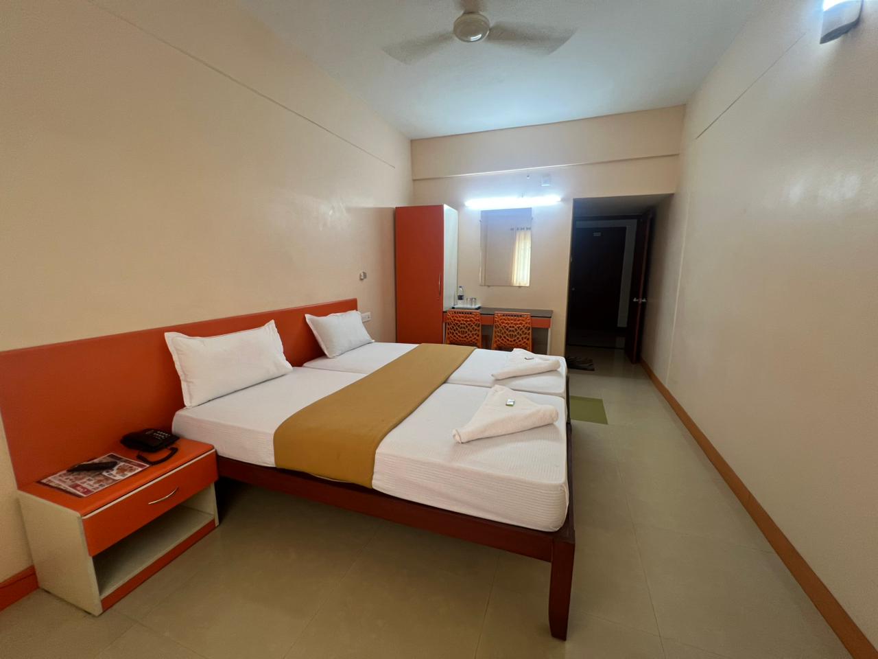 Double room with twin beds